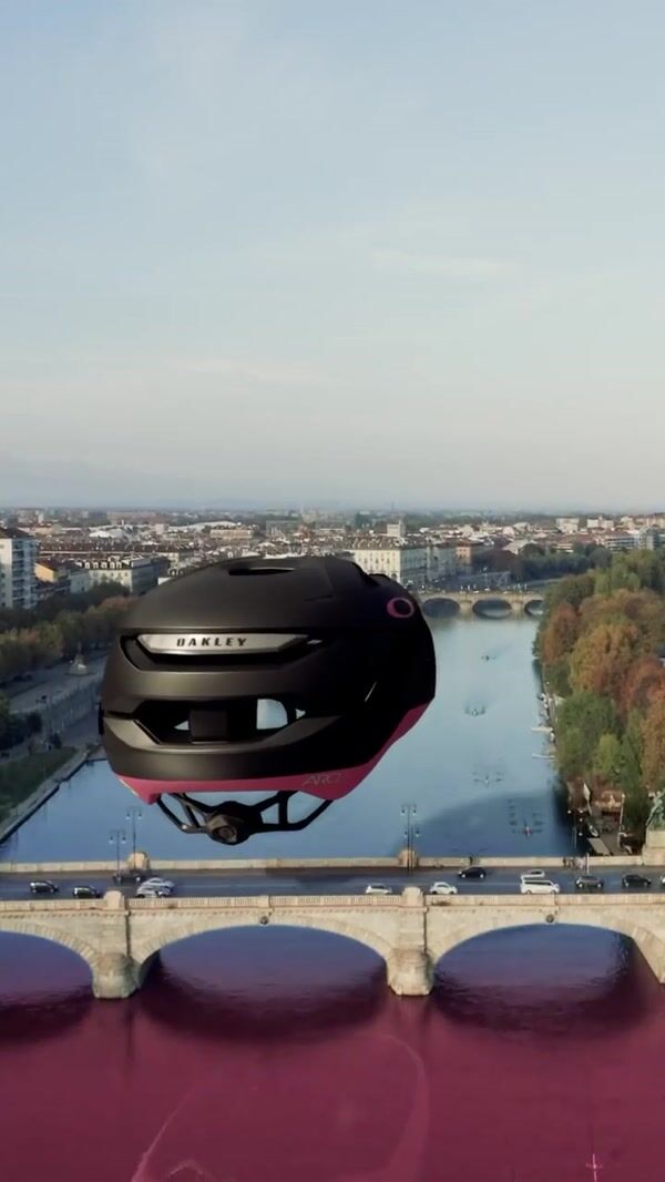 OAKLEY Bike Helmet Paints the City Pink
