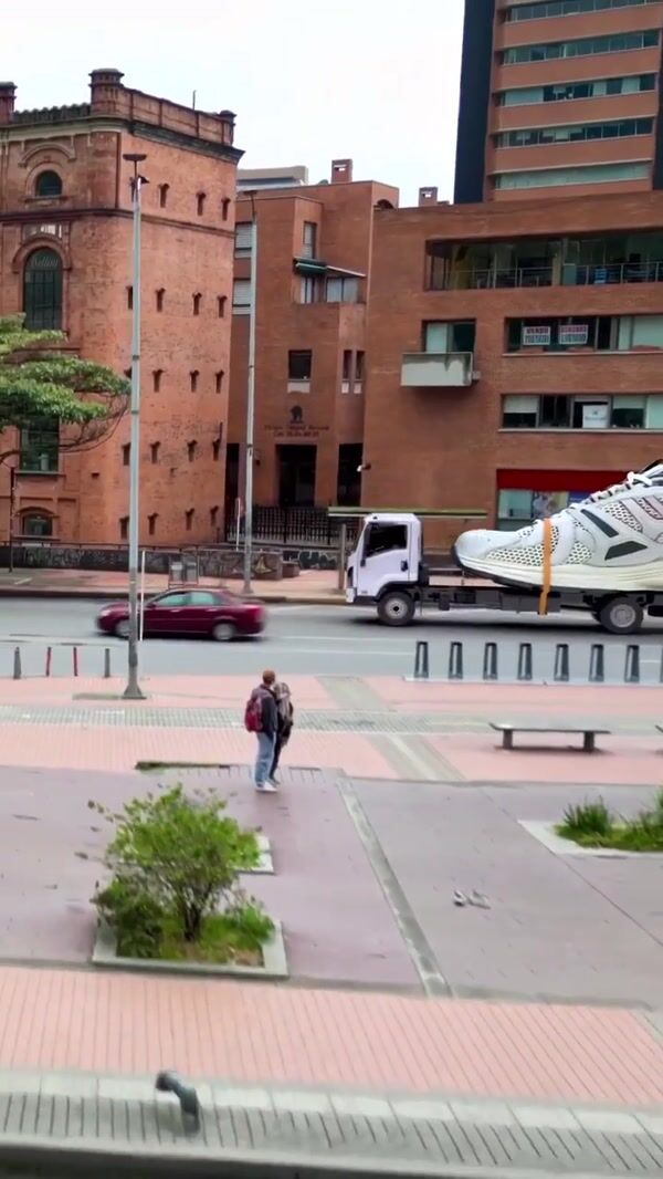 CGI Video Pull&Bear Trainer Shoe on Truck