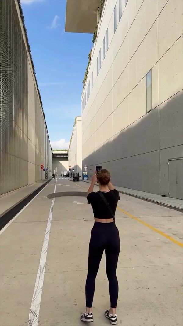 Magicbee Giant Mannequin Spins Into New Outfits