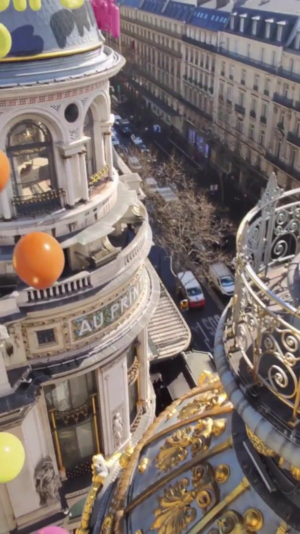 printemps Letter Balloons Float Over Tower of a Mall