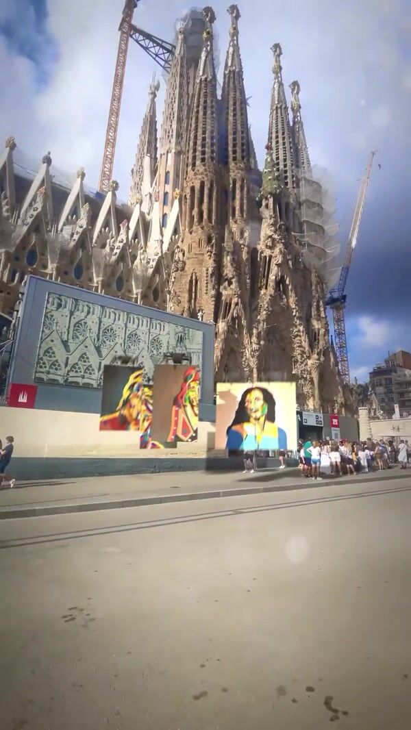 Tarek Alajlani Vazquez Drones Carry Paintings