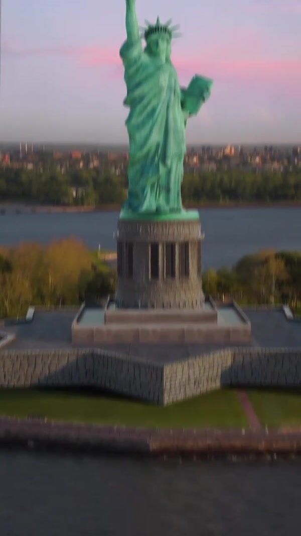 Pandora Statue of Liberty Opening Gift Box