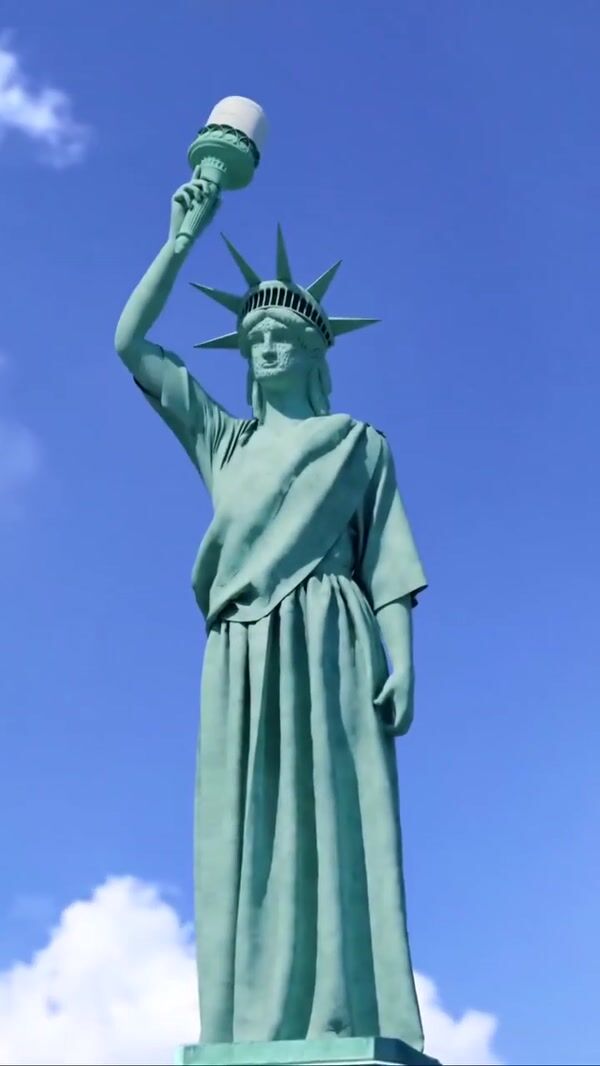 Kiehl's Statue of Liberty Applies Mask on Face