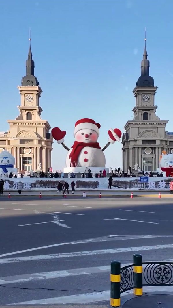 Kiehl's Harbin Giant Snowman Applies Cream