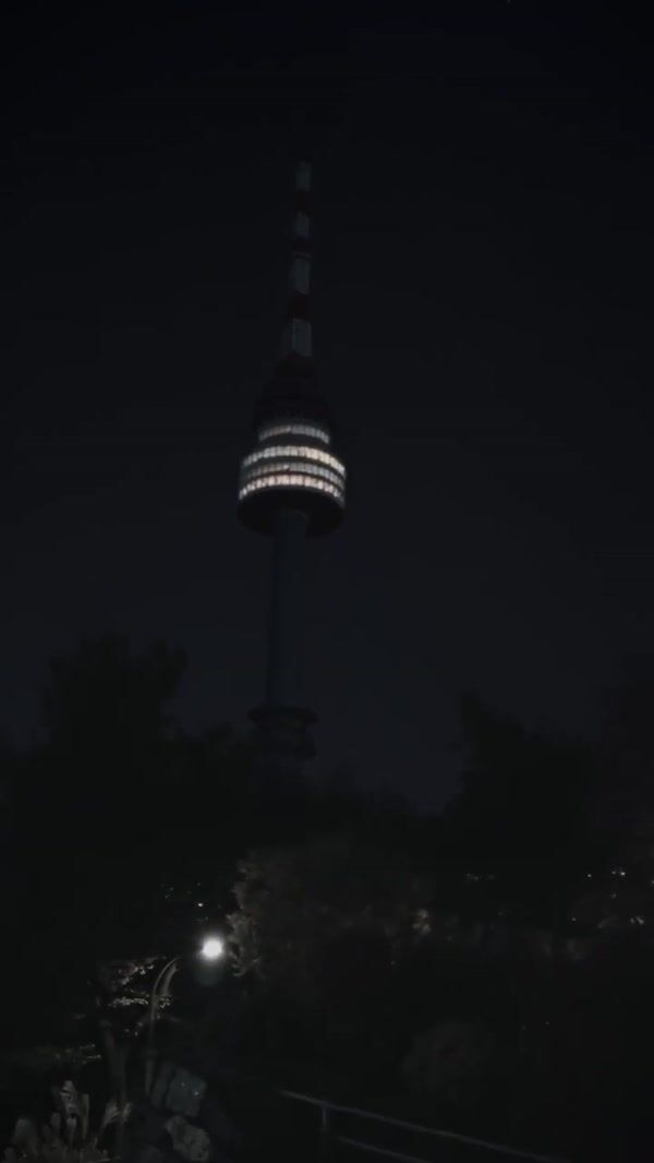 Samsung Tower Lights Up Like Christmas Tree