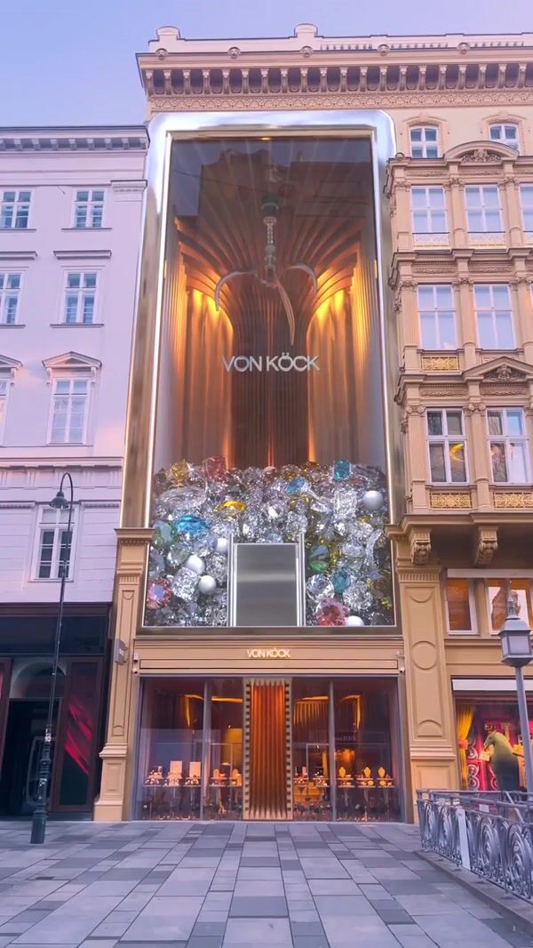 Von Köck Giant Claw Machine Drops Giant Ring