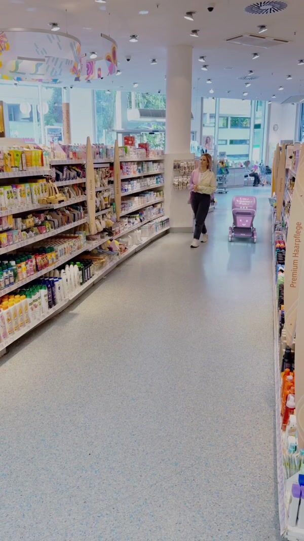 DM Futuristic Shopping Cart in Store