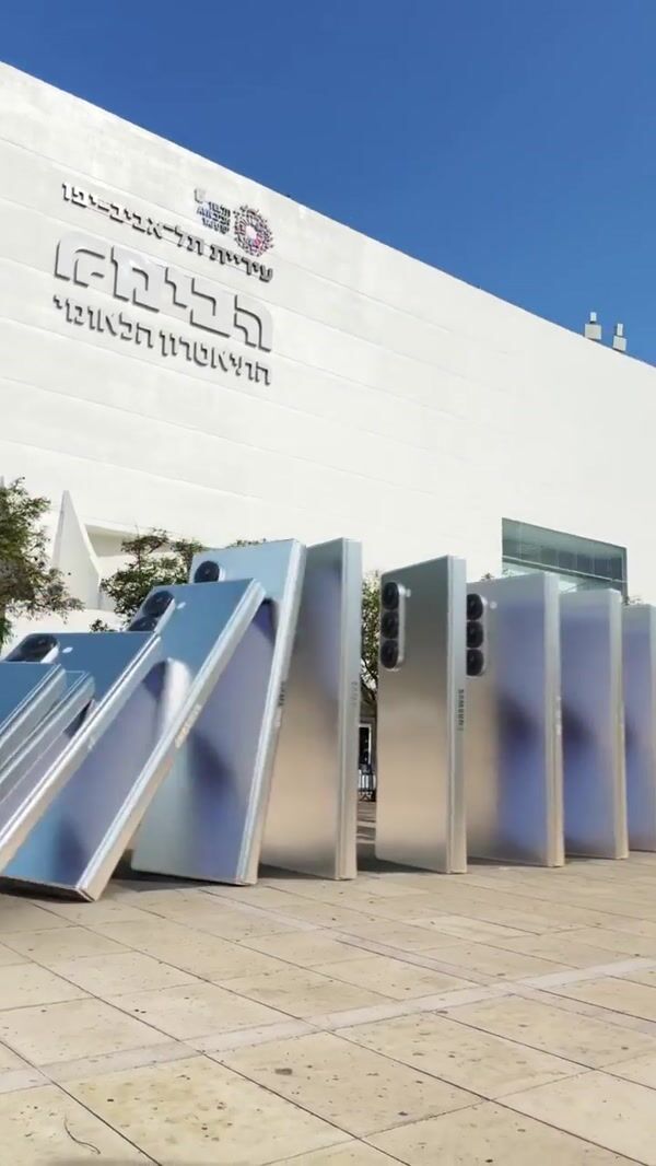 Samsung Giant Phones as Dominoes